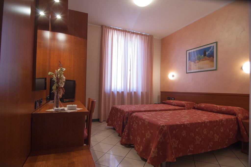 Hotel Stazione Ливорно Екстериор снимка